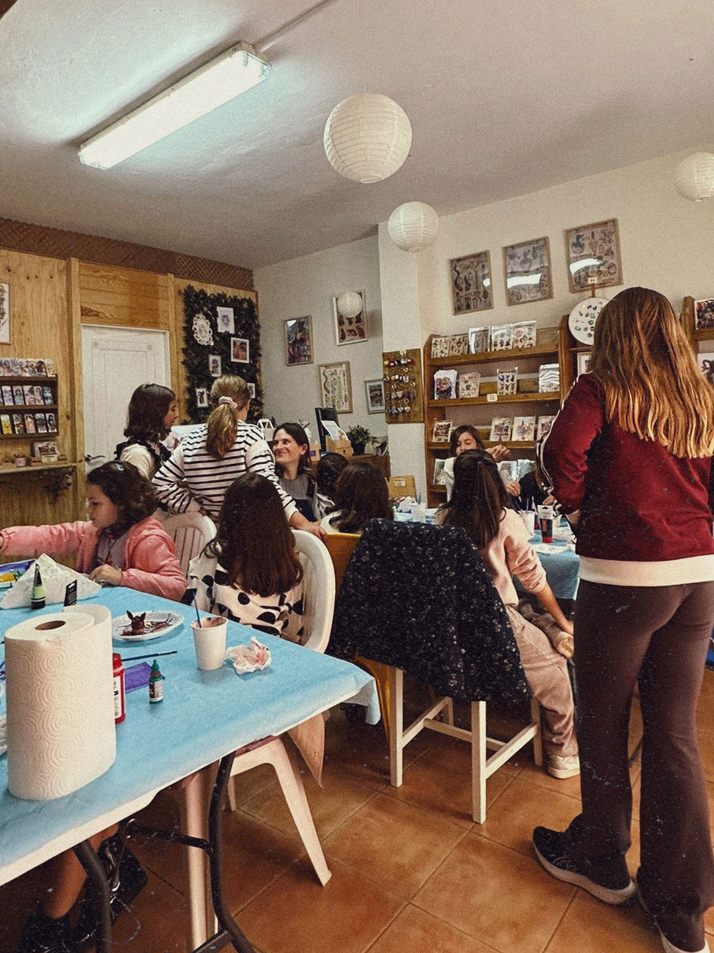 taller CupCanvas pintar figuras 3D en grupo