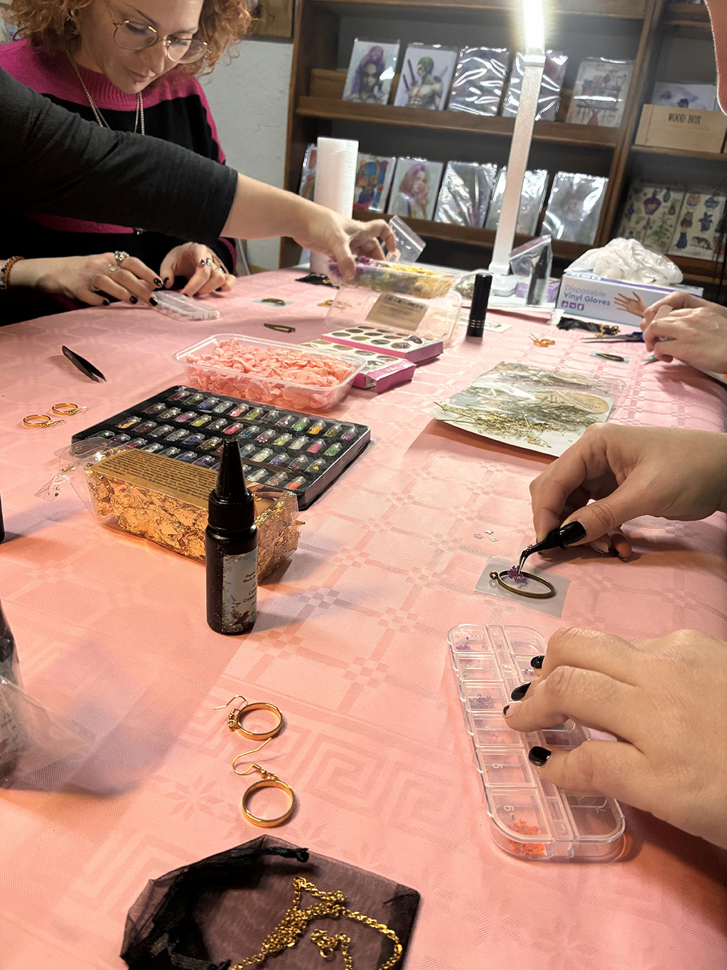 taller CupCanvas joyas artesanales grupo haciendo colgantes