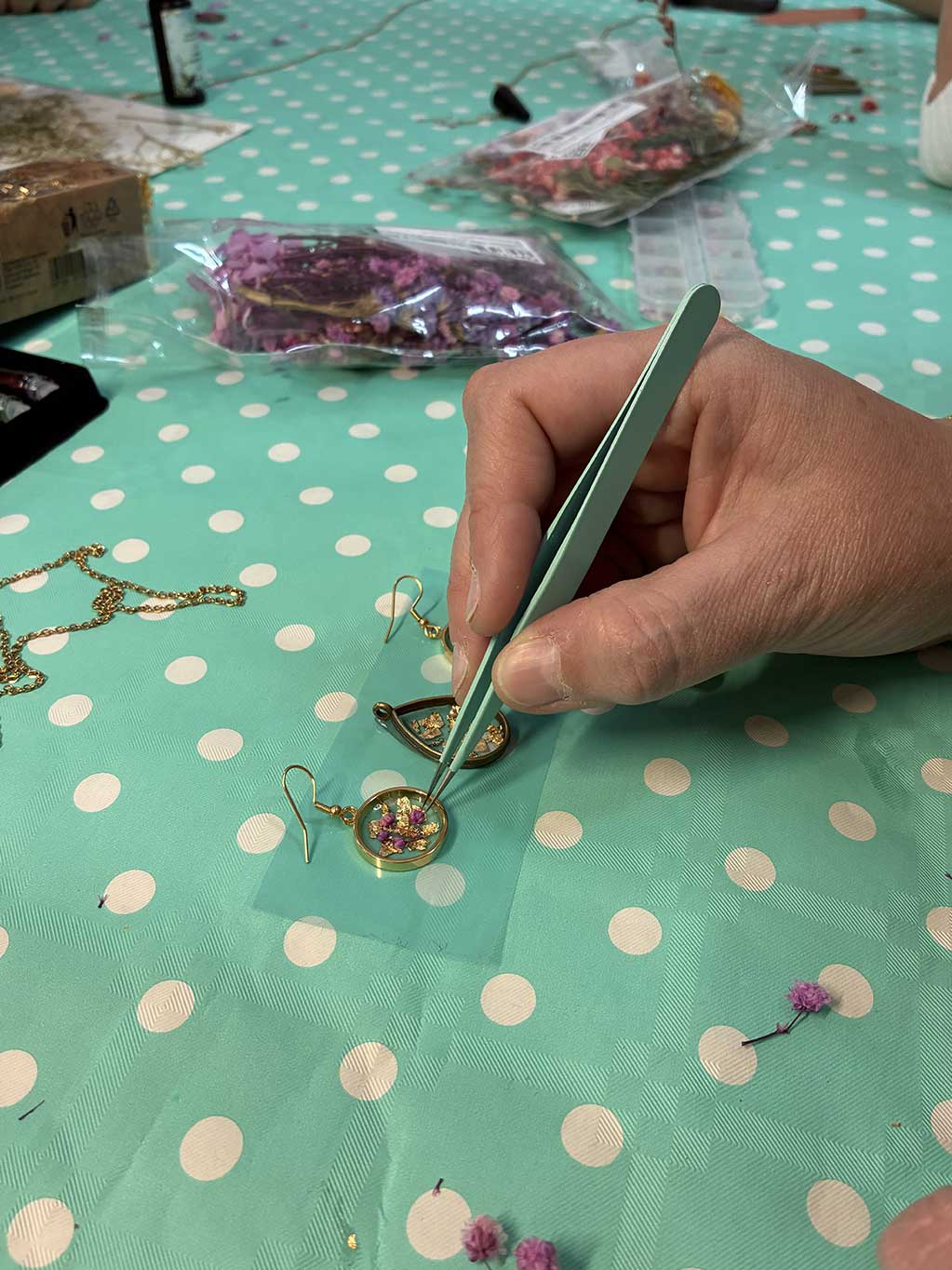 taller CupCanvas joyas artesanales pendientes redondos flores y gota