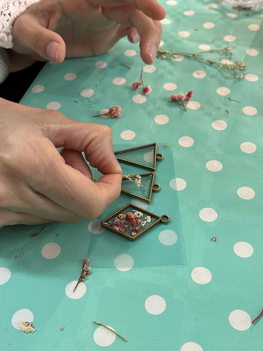 taller CupCanvas joyas artesanales conjunto pendientes y colgante triángulos y rombo